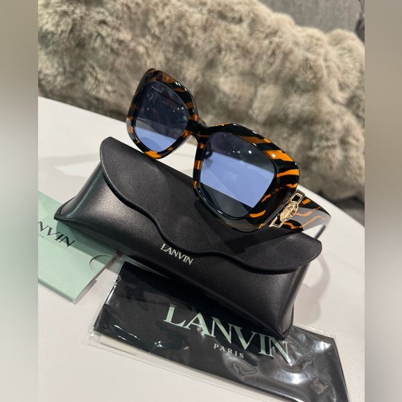ONE DAY SALE✨

LANVIN LNV626S Stylish Black and Golden brown Sunglasses main image 13